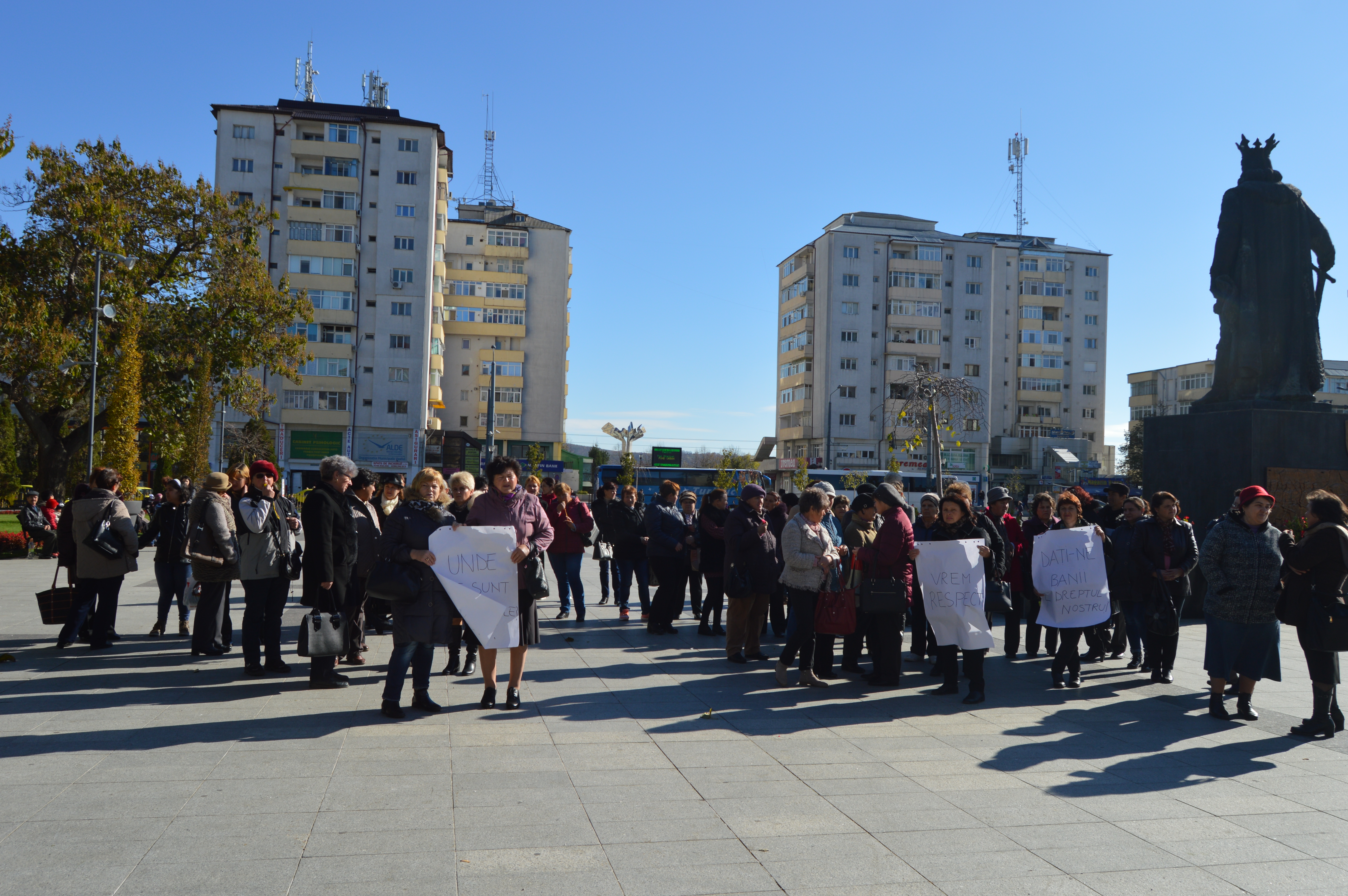 REPORTAJ: Disperarea le-a scos în stradă pe „mamele de împrumut” din Vaslui. Au grijă de copiii loviți de soartă, dar nu și-au primit salariile