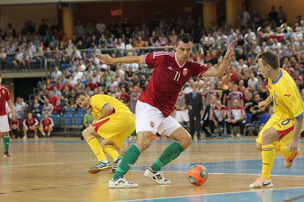 Calificare furată cu cronometrul. Selecționata de futsal a României a ratat prezența la Euro 2015 în ultima secundă. ^Oficial, ultima fază a ungurilor a durat 3 secunde. Cronometrajul efectuat de Sportnews arată că acțiunea a ținut peste 4 secunde! / VIDEO