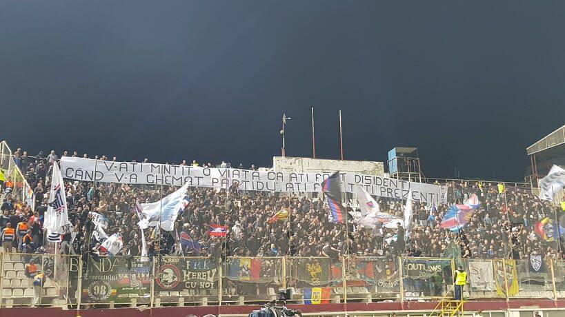 Cele mai tare mesaje afișate la Academia Rapid - CSA Steaua: ”Galeria lu′ Rapid, cea mai membră de partid” | GALERIE FOTO