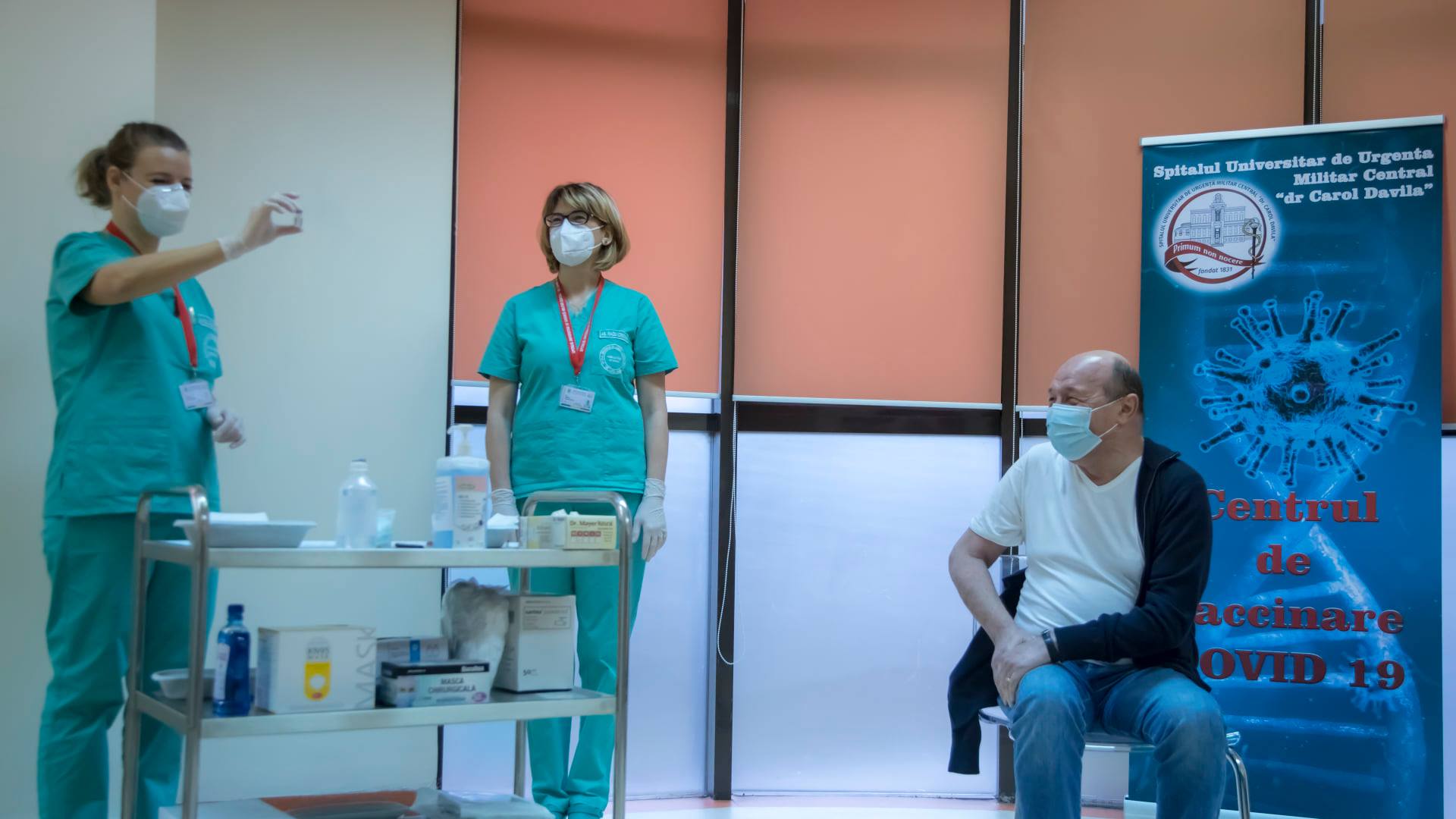Fostul președinte Traian Băsescu s-a vaccinat anti-Covid la Spitalul Militar. „A fost foarte plăcut”