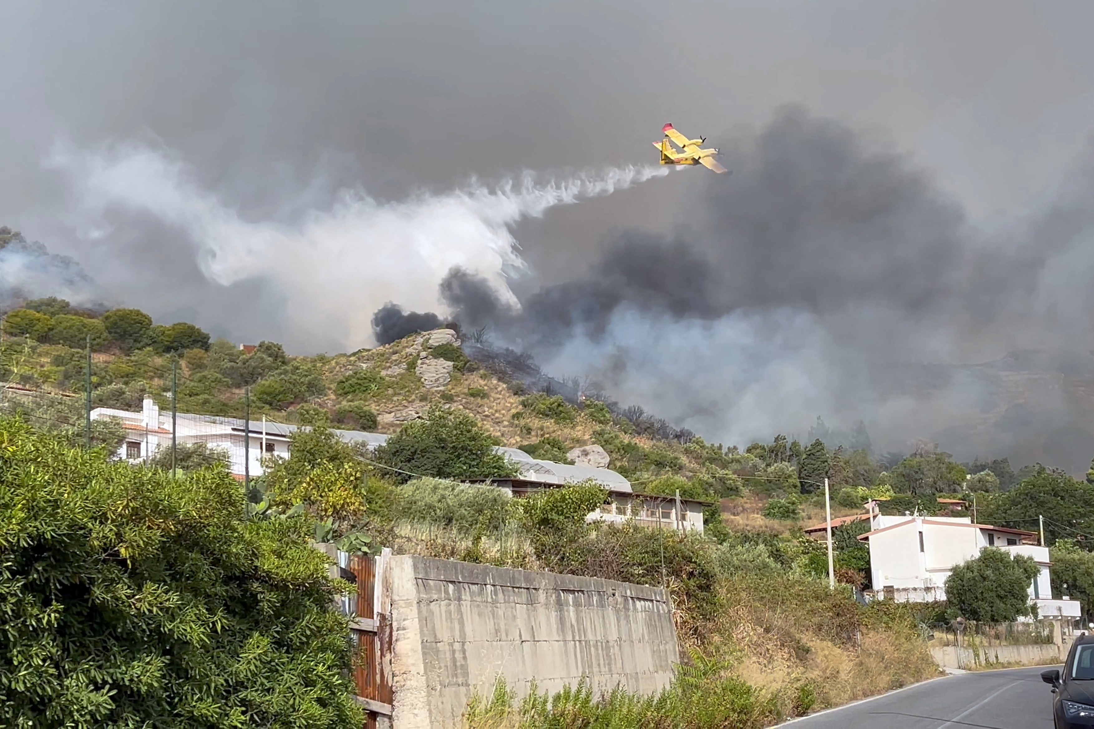 Cursele aeriene din Sicilia, perturbate din cauza incendiilor. Anunțul MAE pentru românii care au zboruri programate