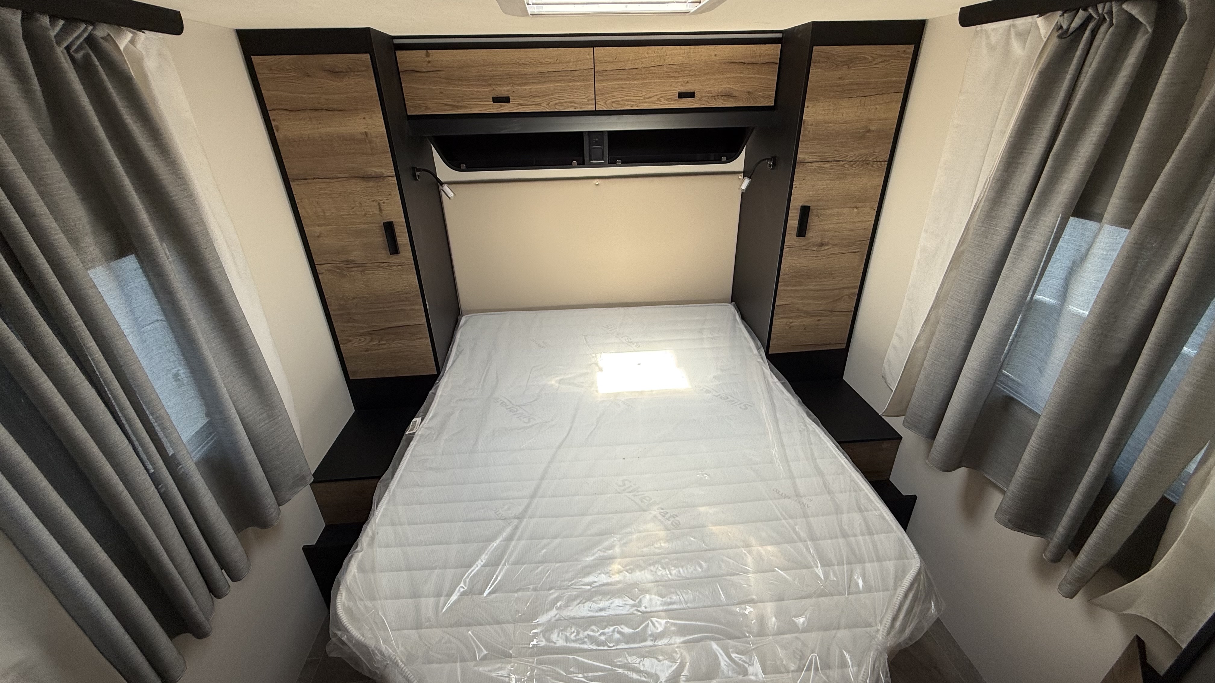 Românii renunță la hotelurile de cinci stele și aleg „apartamente pe roți”. Cât costă cel mai scump model și ce facilități are