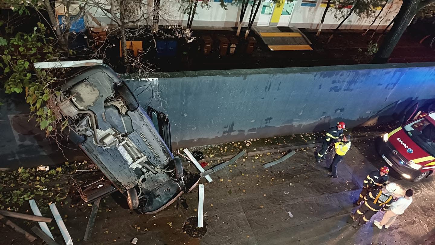 O mașină a căzut din parcarea Mega Mall din București. Șoferul fără permis a rupt parapetul