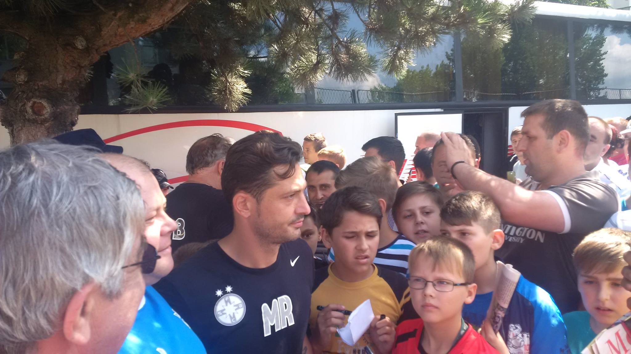 Liga I: FC Botoșani - Steaua 0-1. Gazdele au dominat cvasitotal, ”Brad Pitt” Tudor le-a refuzat măcar un penalty! Campioana, îngrămădită în propria jumătate, a luat o puzderie de ”galbene”. ^Indezirabilul Iancu, gol superb, dintr-o ”liberă” ușor acordată! În Serbia, Novi Pazar - Partizan 3-2!