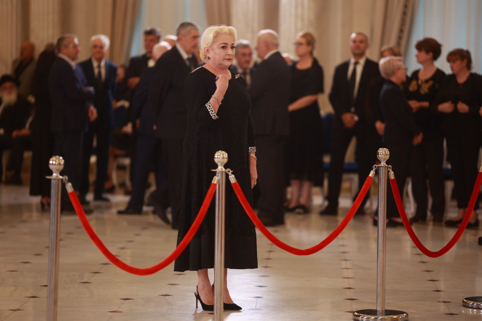 Slujba Stâlpilor, oficiată de preoți la catafalcul lui Ion Iliescu. Nume grele din politică au asistat la rugăciune
