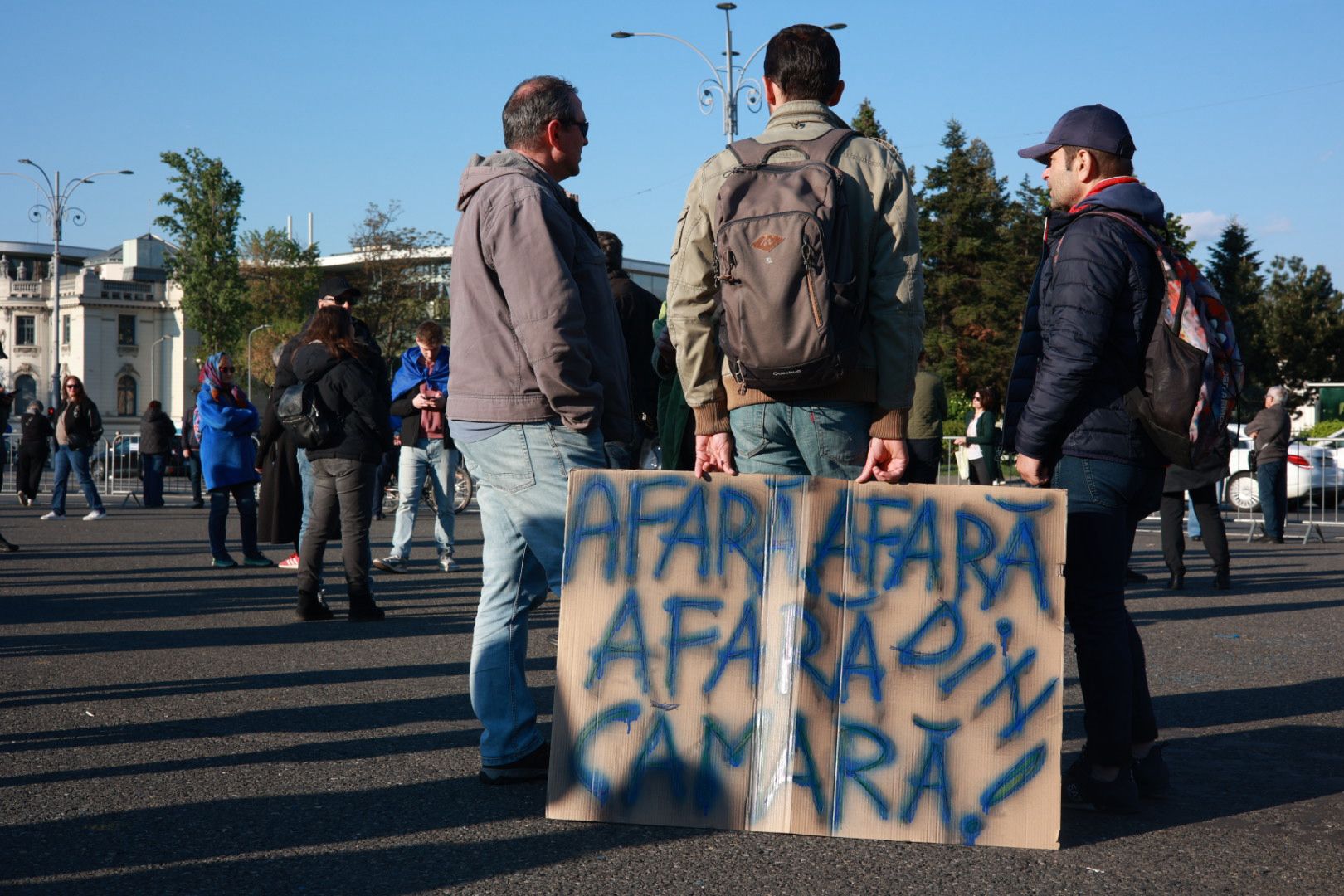 Miting în Piața Victoriei pentru susținerea lui Ilie Bolojan, înaintea moțiunii de cenzură: „AUR și PSD, aceeași mizerie”. Mesajul transmis de premier
