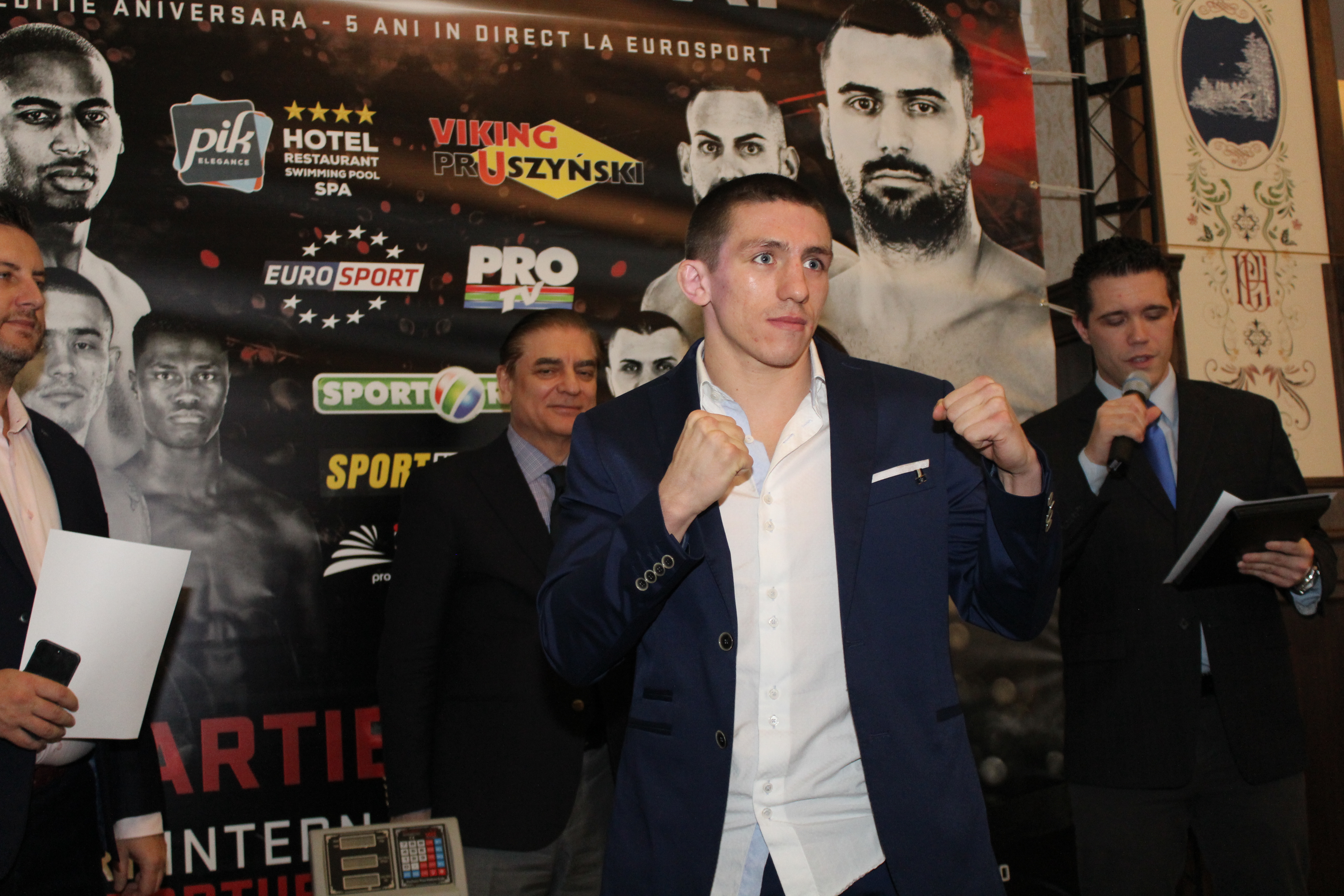 Luptătorii de la Superkombat Ploiești s-au confruntat pentru prima dată la cântarul oficial / GALERIE FOTO