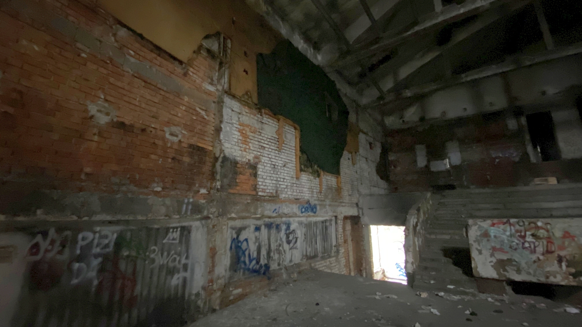 Cum arată la interior cinematograful Giulești, abandonat de autoritățile locale de mai bine de 20 de ani. Disputa dintre edili pe clădirea-simbol a cartierului