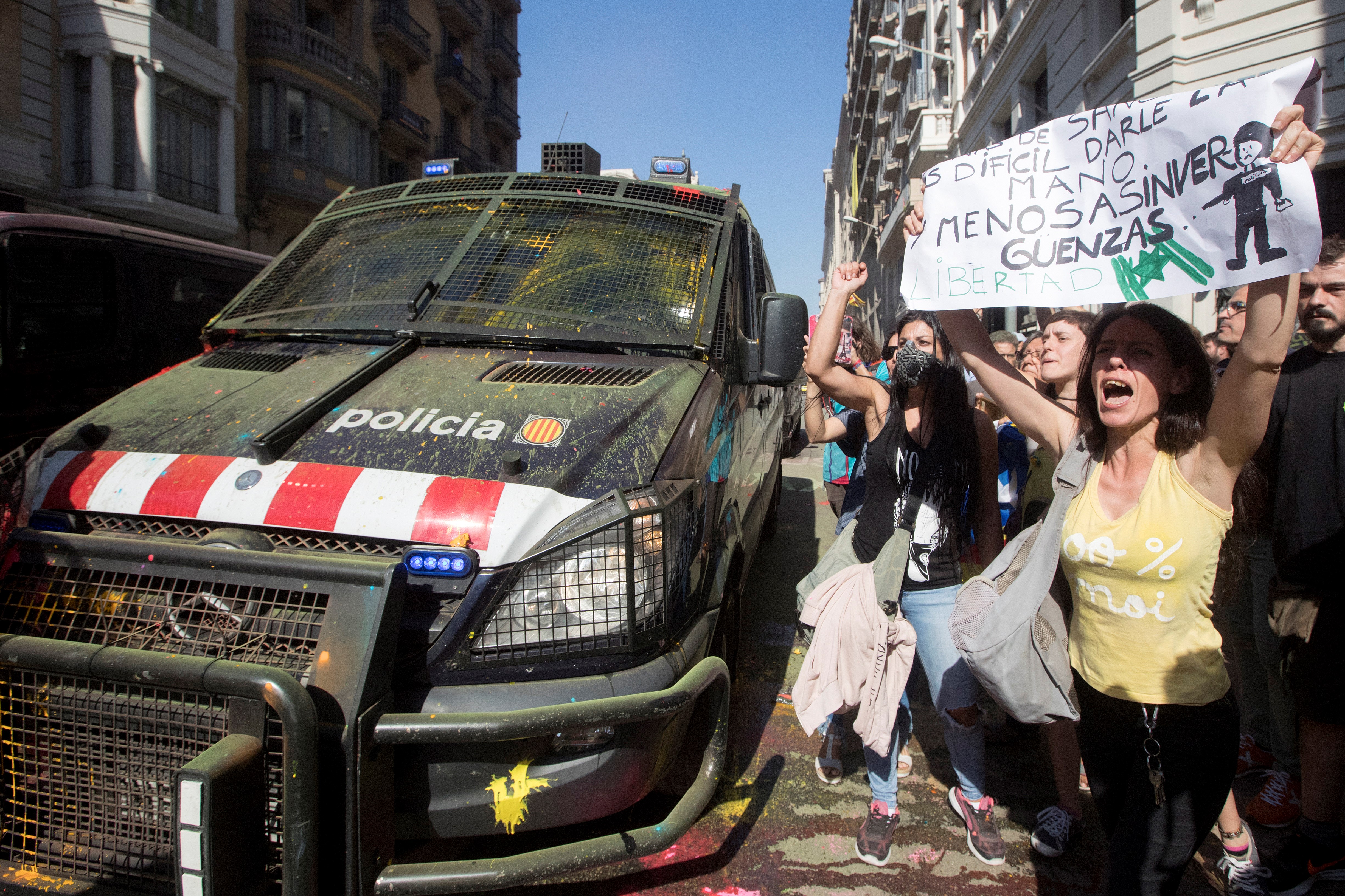 FOTO | Violențe la Barcelona între separatiștii catalani și poliție