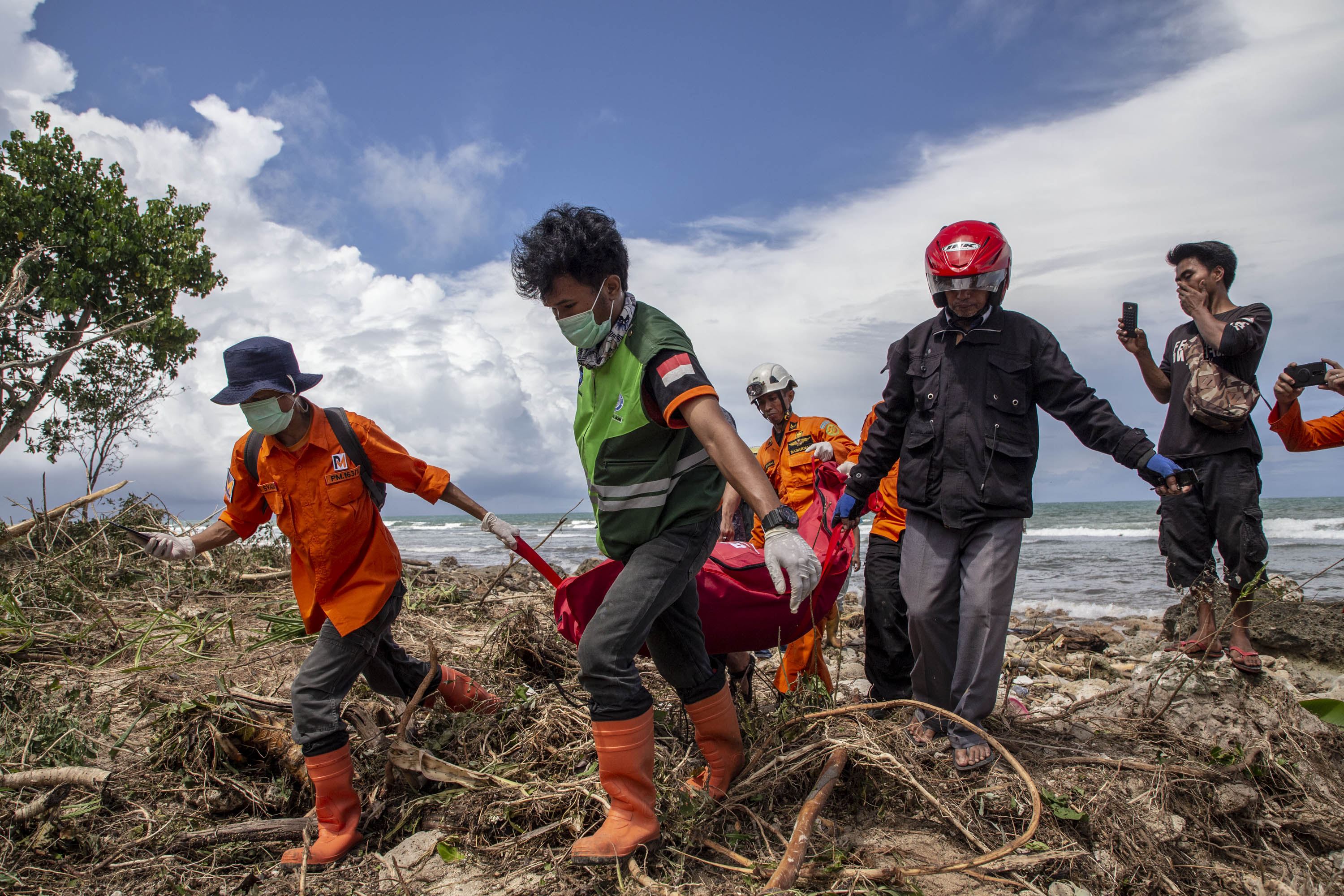 Vulcanul indonezian Anak Krakatau a erupt. Fumul ajunge la aproximativ 3.000 de metri înălțime