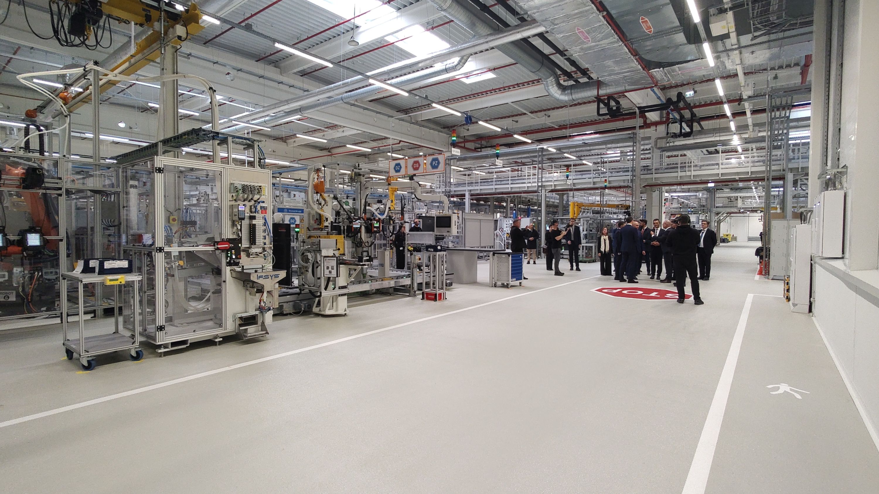 500 de locuri de muncă la noua linie de producție Mercedes-Benz de la Sebeș. A costat peste 100 de milioane de euro și este destinată exclusiv diviziei electrice