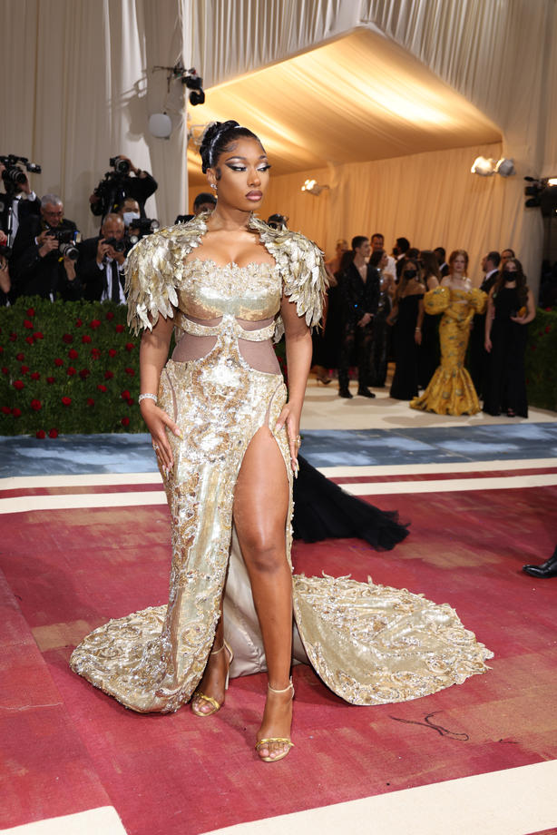 Ținute spectaculoase la Met Gala 2022. O celebră actriță s-a dezbrăcat pe covorul roșu și a apărut cu sânii la vedere