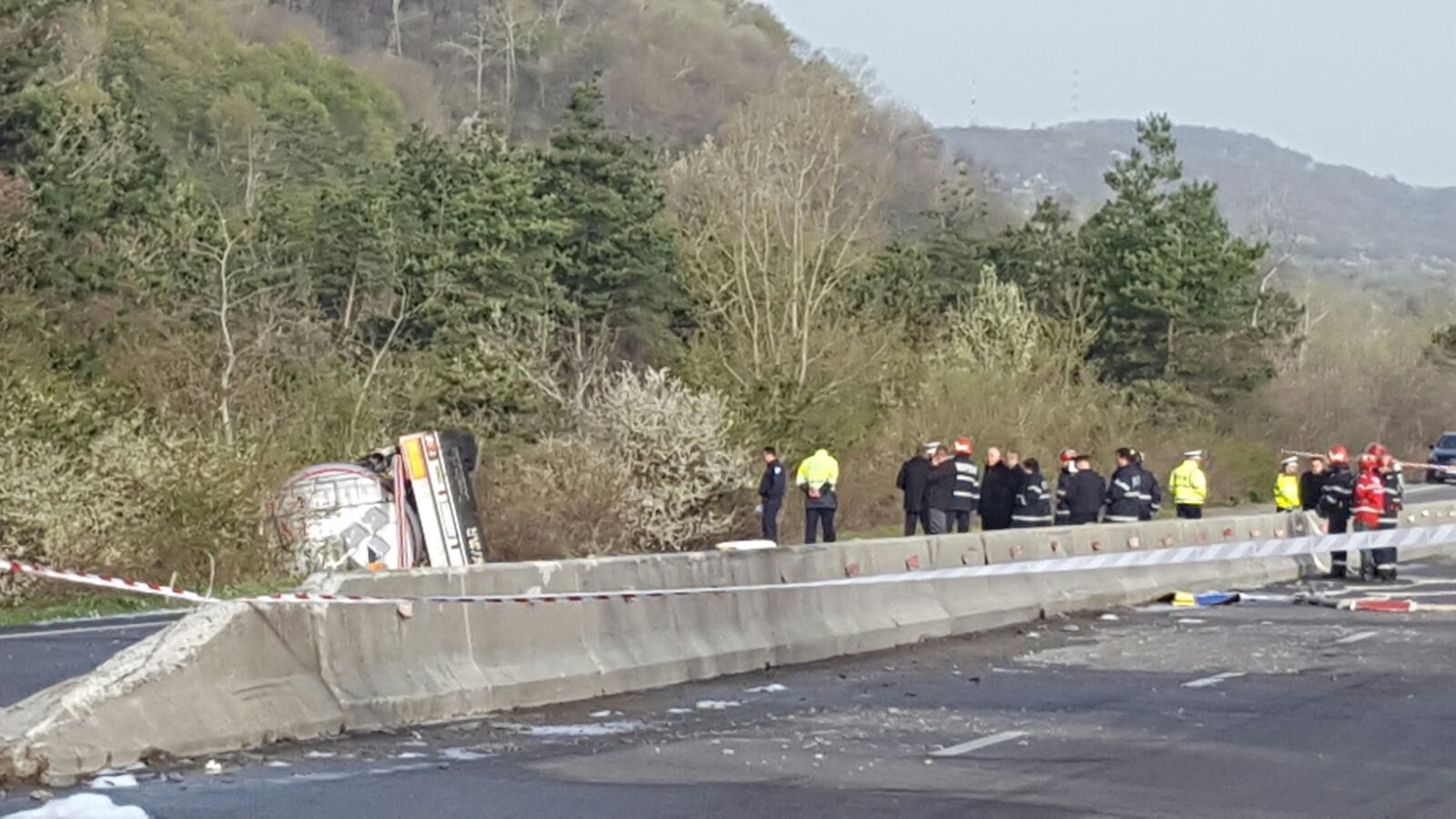 O cisternă cu 40 de tone de acid sulfuric s-a răsturnat pe DN1. PRIMELE IMAGINI