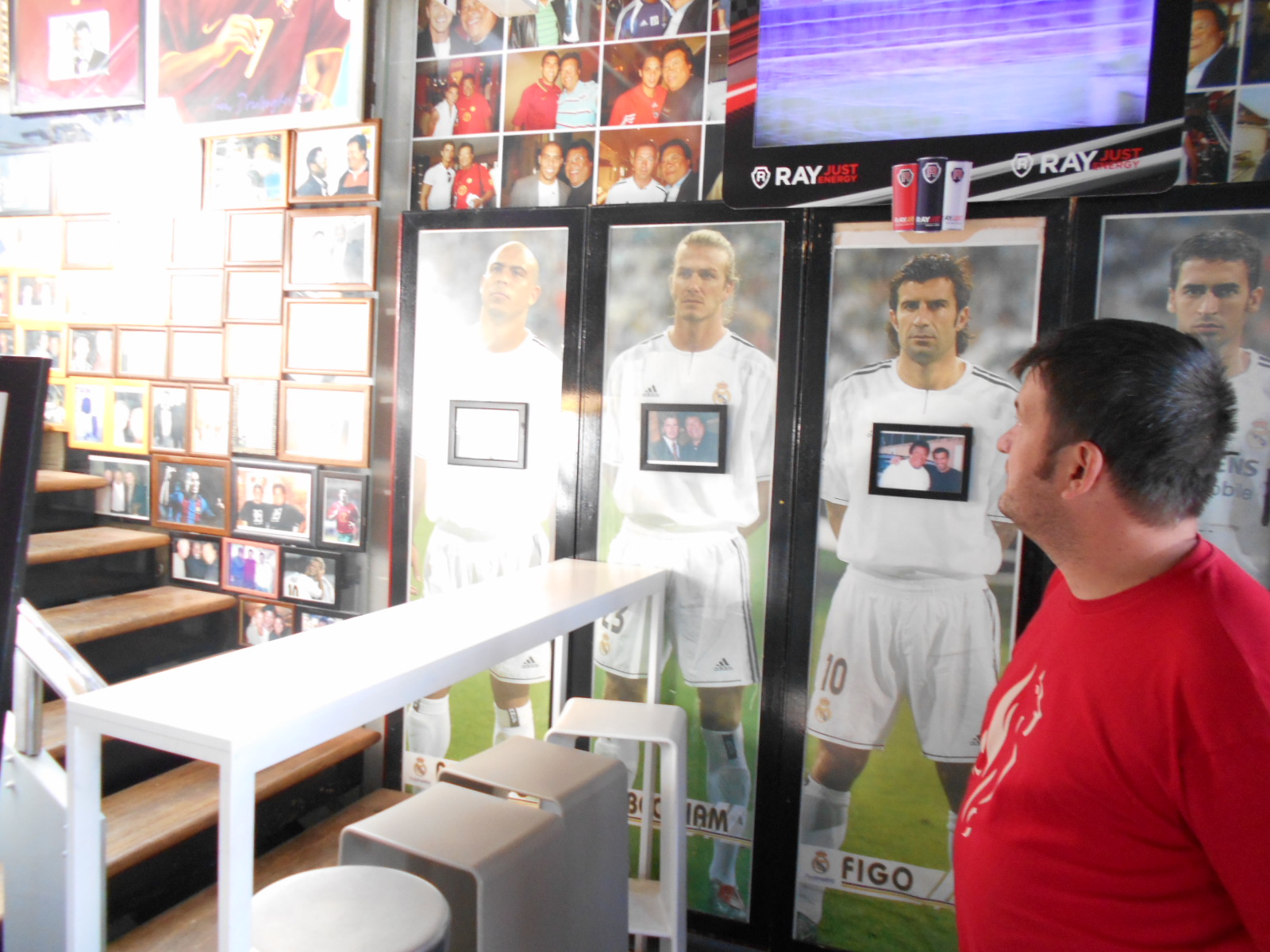 De vorbă cu chef-ul de la localul Sete Cafe, deținut de fostul mare fotbalist Luis Figo în stațiunea de lux portugheză Vilamoura, din Algarve: ^”E mort după carabineros, creveții gigant. Sunt foarte scumpi, dar el îi comandă zilnic!”