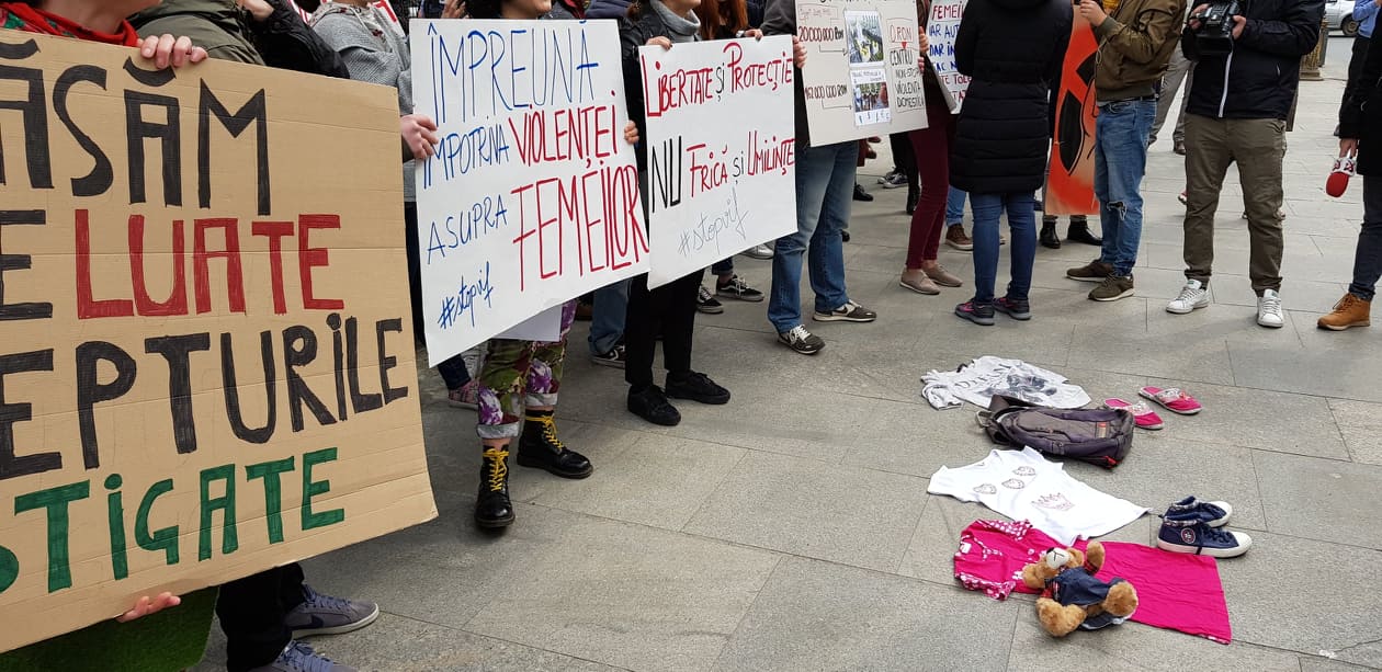 FOTO/ Protest în fața Primăriei Capitalei din cauza închiderii singurului centru pentru victimele violenței domestice