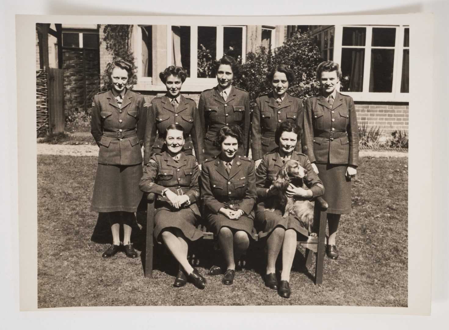 Fotografii rare cu regina Elisabeta a II-a lucrând ca mecanic în Al Doilea Război Mondial, scoase la licitație. Care este prețul de pornire
