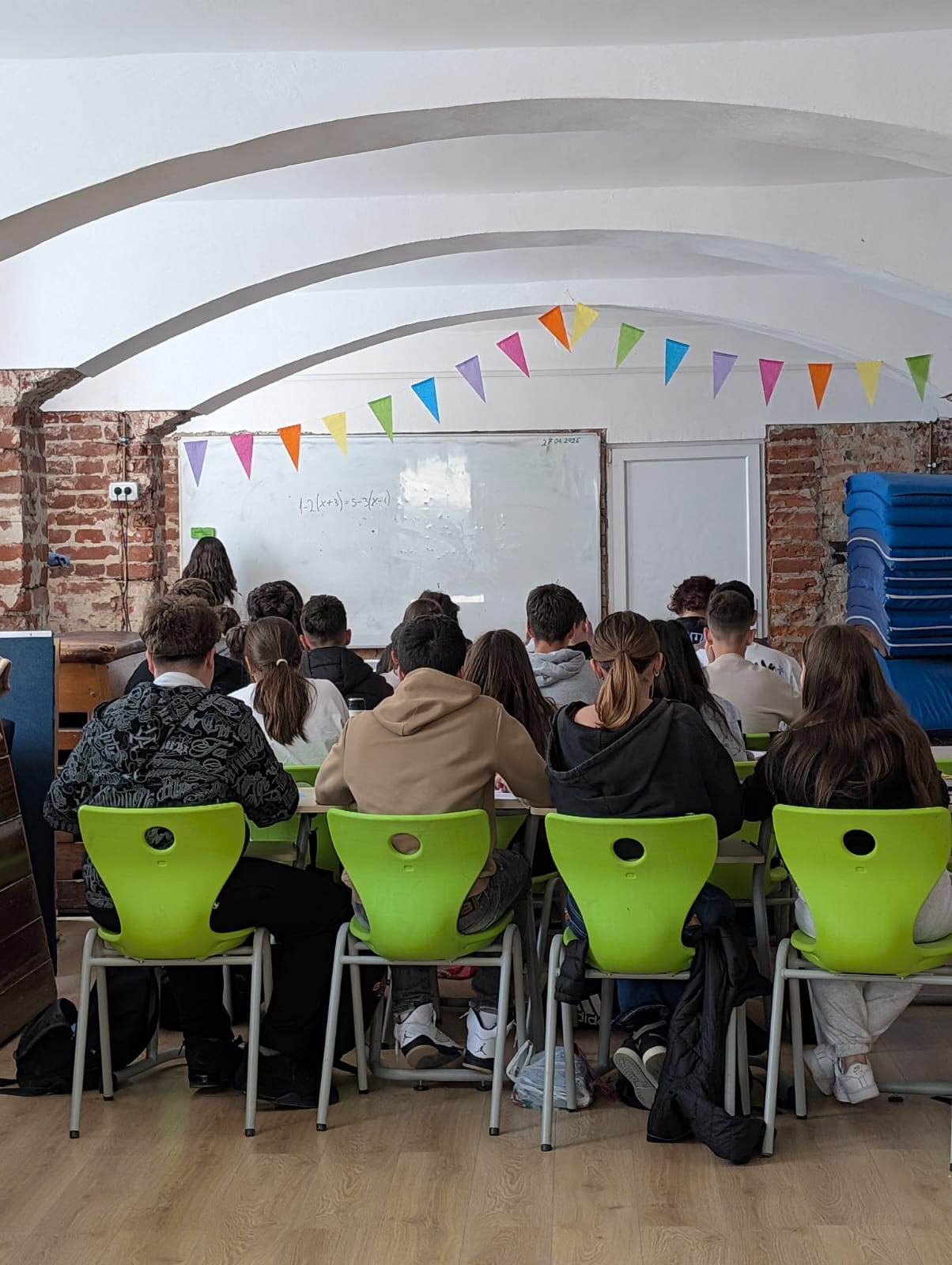 Așa arată România educată. Imagini dezolante într-un liceu din Timișoara. Elevi înghesuiți la subsol, în clase pline de igrasie și mucegai.  „Venim cu măști de protecție ca pe timpul pandemiei de Covid”