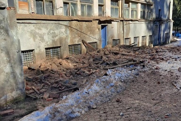 Fațada sanatoriului Marila din Oravița s-a prăbușit. Pacienții, mutați la un alt spital