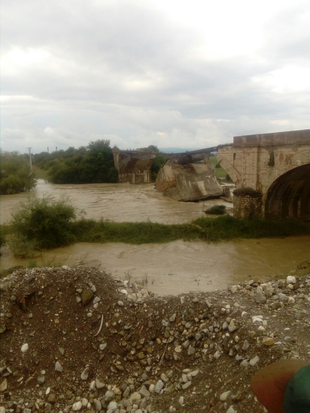 Zeci de locuinţe din şapte localităţi au fost inundate, în judeţul Braşov. Imagini șocante cu prăbușirea unui pod din cauza apelor dezlănțuite / FOTO&VIDEO