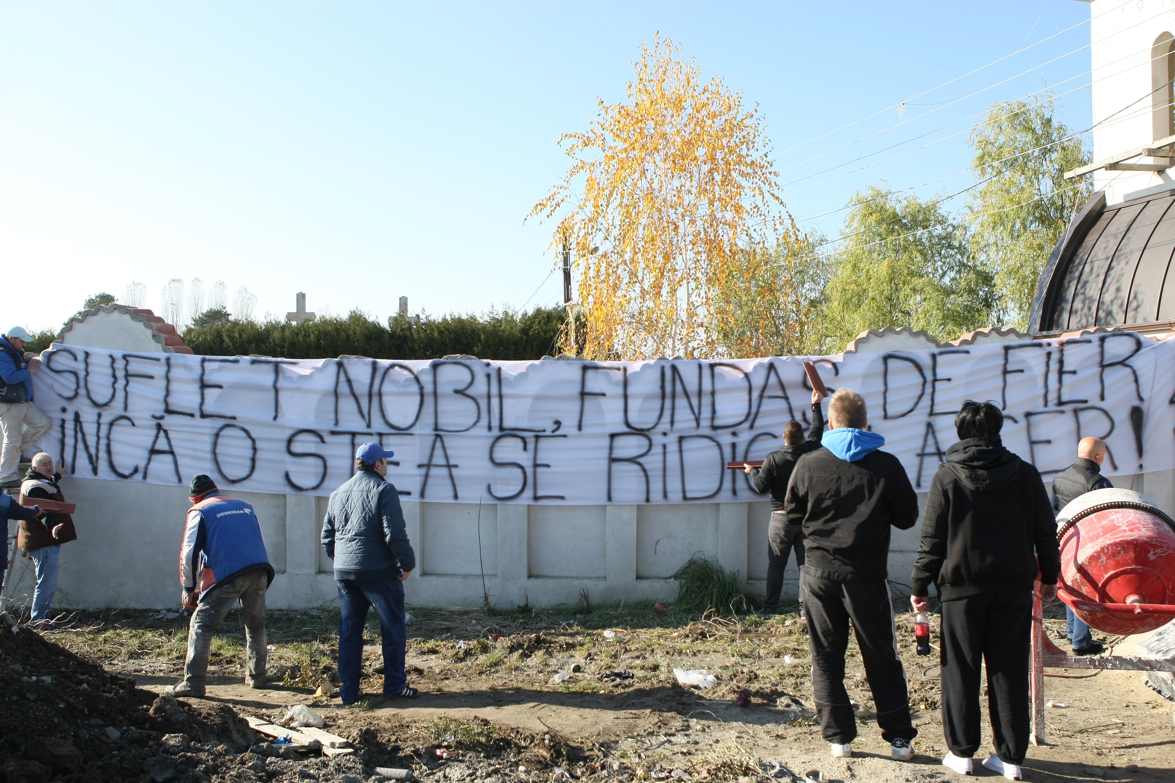 Daniel Prodan a fost înmormântat, azi, la cimitirul Sf. Ilie din Voluntari. Promisiune în lacrimi făcută de Gică Popescu: ”Îți vom îndeplini visul” | GALERIE FOTO