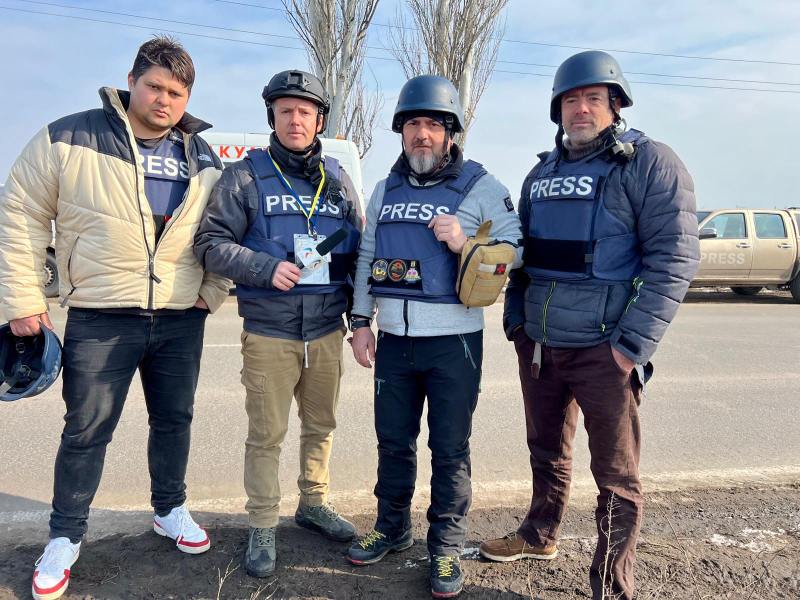 Cum se trăiește pe frontul din Ucraina. Relatările lui Alex Costache, jurnalistul TVR care a mers de 13 ori în mijlocul războiului: „Se auzeau obuzele cum vâjâiau în aer. Cădeau la 500 de metri de locul unde ne aflam”