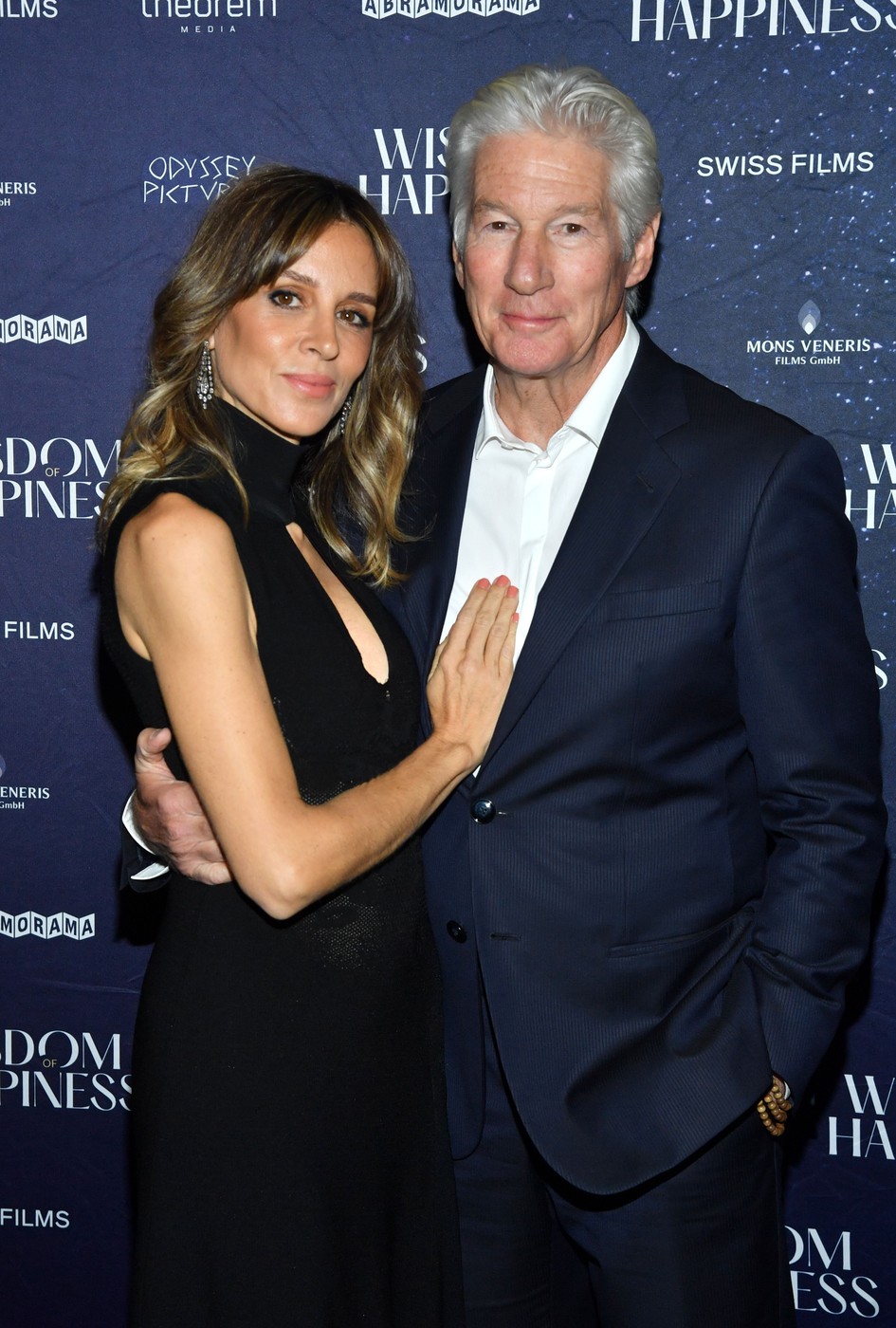 Richard Gere și soția, sărut pasional pe covorul roșu. Alejandra Silva are 42 de ani, iar actorul - 76