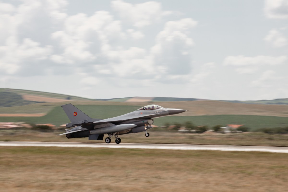 Alte trei avioane F-16 cumpărate din Norvegia au ajuns în România. Cât au costat avioanele care fac tranziția spre F35