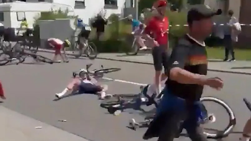 Repültek az emberek a levegőbe: letarolta a kerékpárverseny indulóit a figyelmetlen nyugdíjas – videó