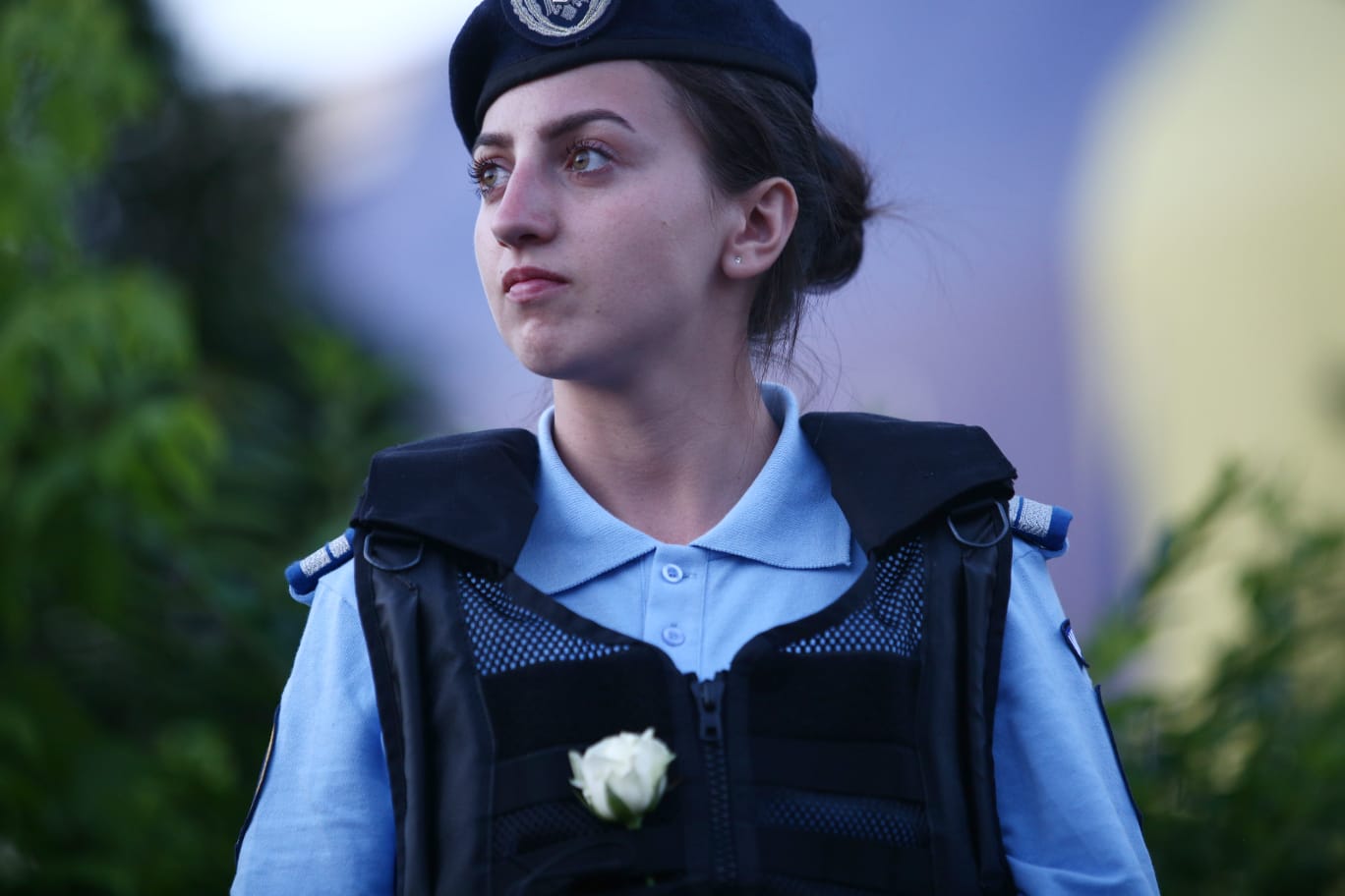 FOTO/ Jandarmi ajutați de protestatari să mute garduri, jandarmi care primesc flori de la protestatari. Imagini incredibile surprinse de fotoreporterul Libertatea