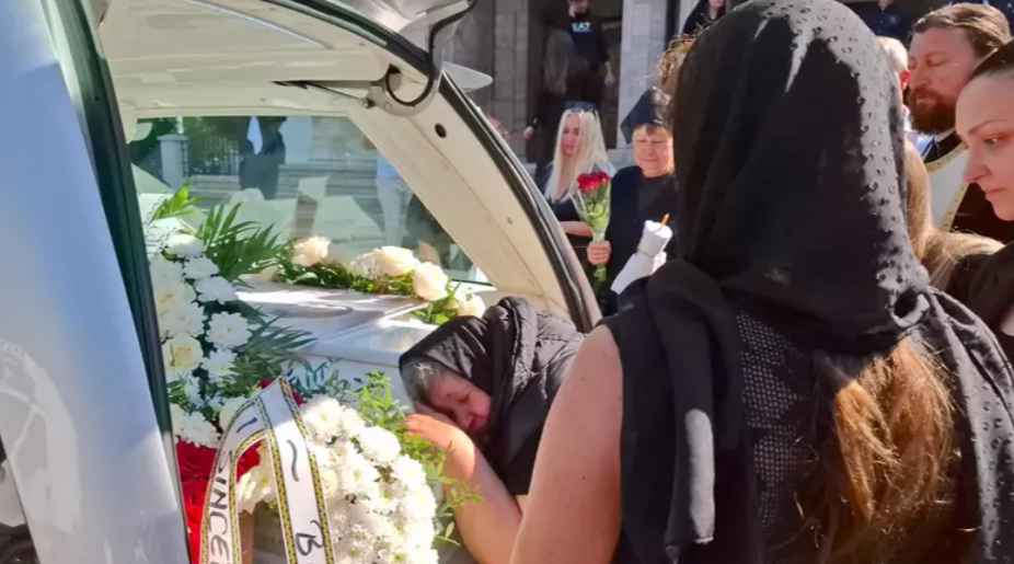 Imagini de la înmormântarea Mădălinei Apostol