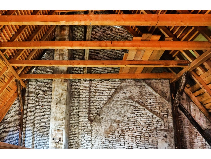 Se vinde cea mai veche casă din România. Unde se află și cum arată (GALERIE FOTO)