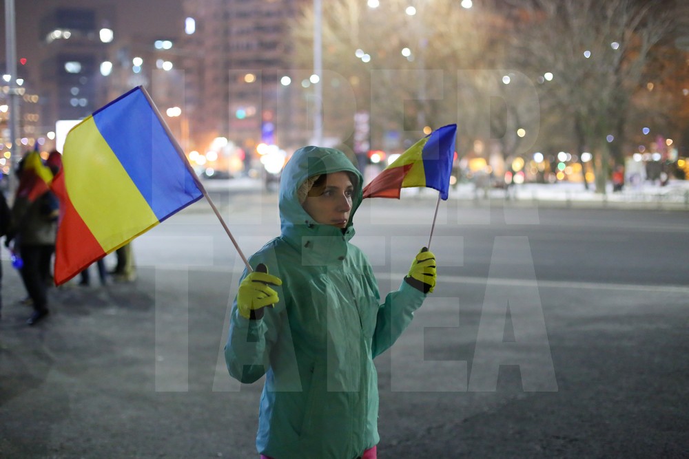 A 15-a zi de proteste în București. Peste 1.000 de persoane s-au adunat în Piața Victoriei și în fața Palatului Cotroceni