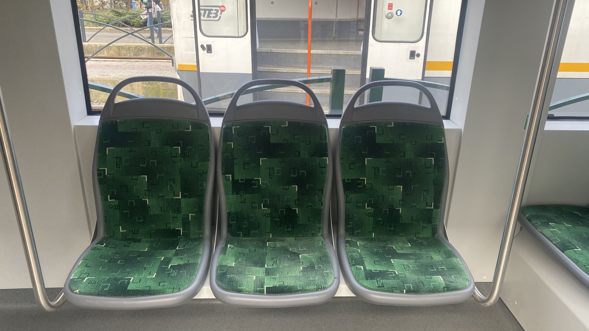 FOTO. Primele impresii ale bucureștenilor după ce au mers cu noile tramvaie de pe linia lui 41: „Mult mai înghesuite, dar frumoase și călduroase”