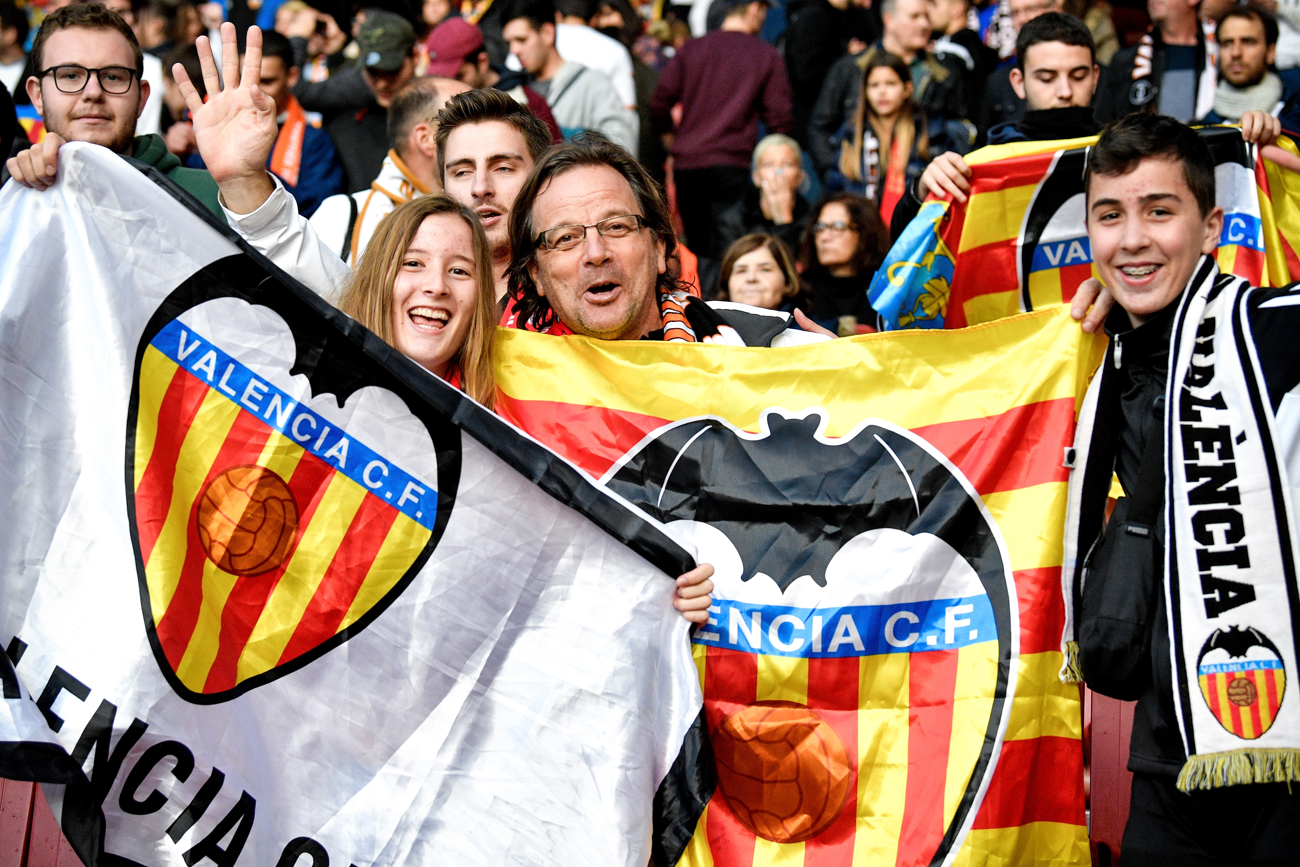 Fanii au făcut spectacol în tribune la meciurile din manșa tur a semifinalelor Champions League și Europa League. Spectatori cât la 14 meciuri din Liga 1  | GALERIE FOTO
