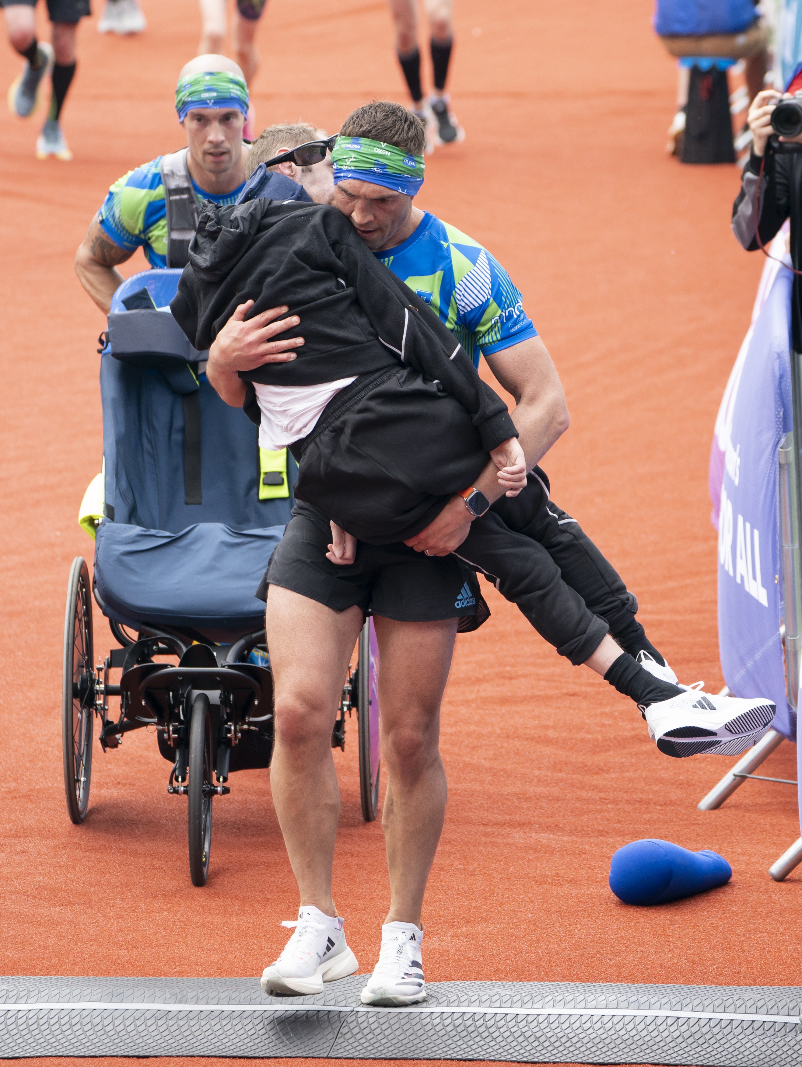 Momentul emoționant în care fostul mare jucător englez de rugby Rob Burrow, diagnosticat cu MND, este purtat pe brațe pe linia de sosire a maratonului din Leeds