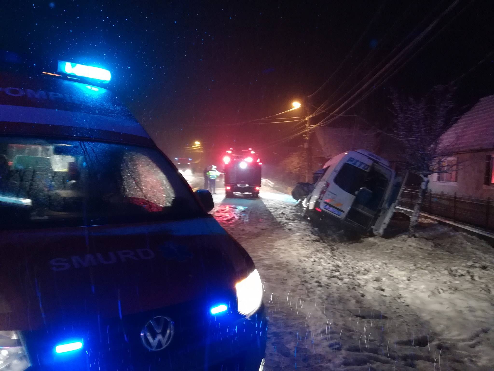 Un mort și 12 răniți într-un accident pe DN7. Un microbuz a intrat în coliziune cu un TIR. Traficul este blocat în apropiere de Lipova