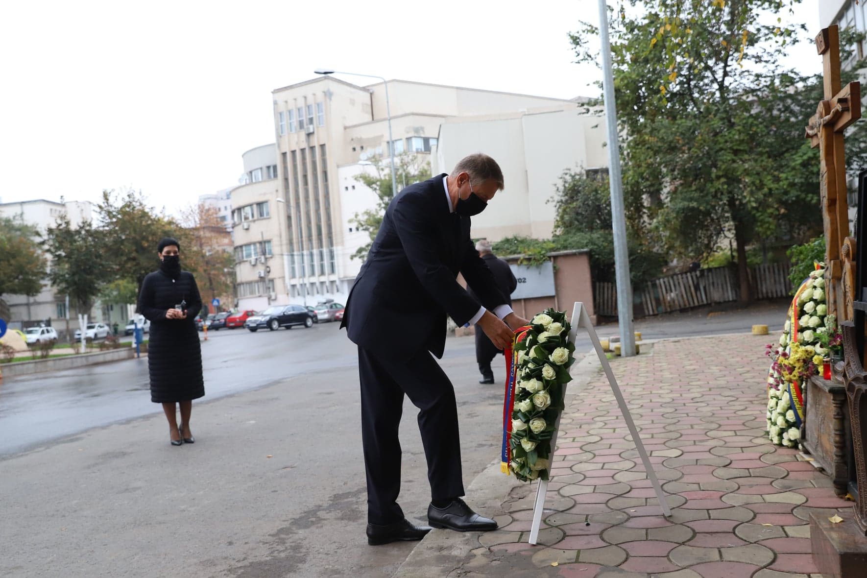 VIDEO | Klaus Iohannis a depus azi o coroană de flori în memoria victimelor de la Colectiv