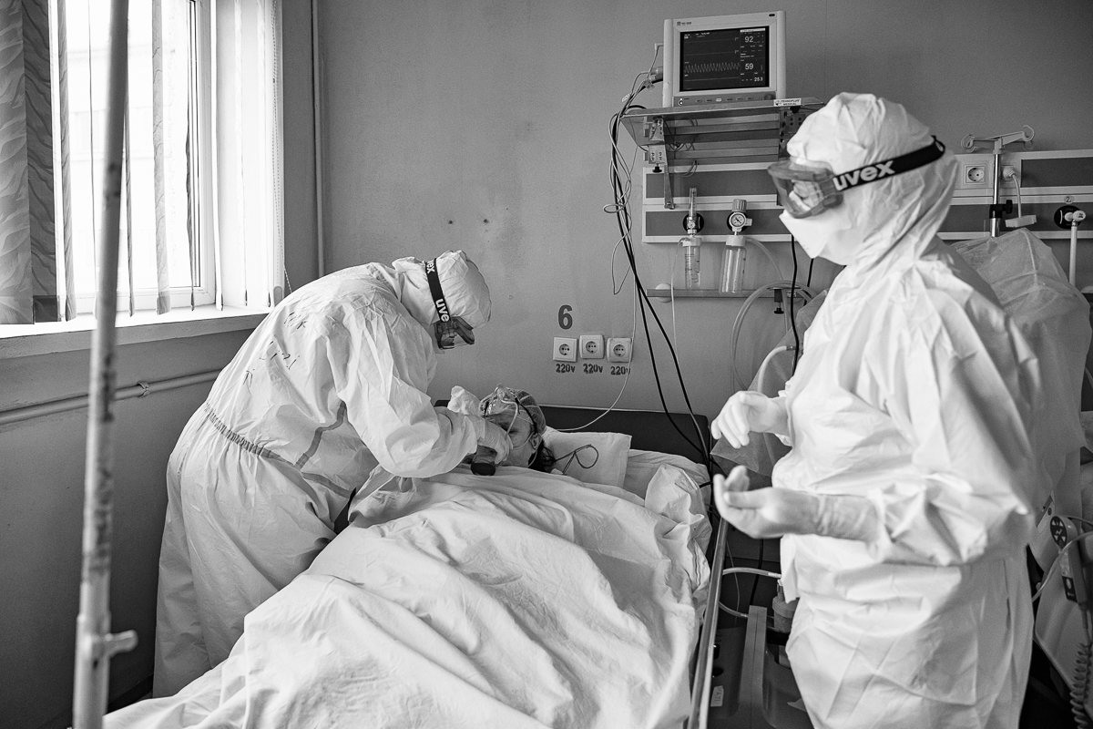 Despre oxigen, cafeină şi spiritul sacrificat al sărbătorilor în spitalul COVID din Roşiori de Vede: „O să picăm toţi la un moment dat”