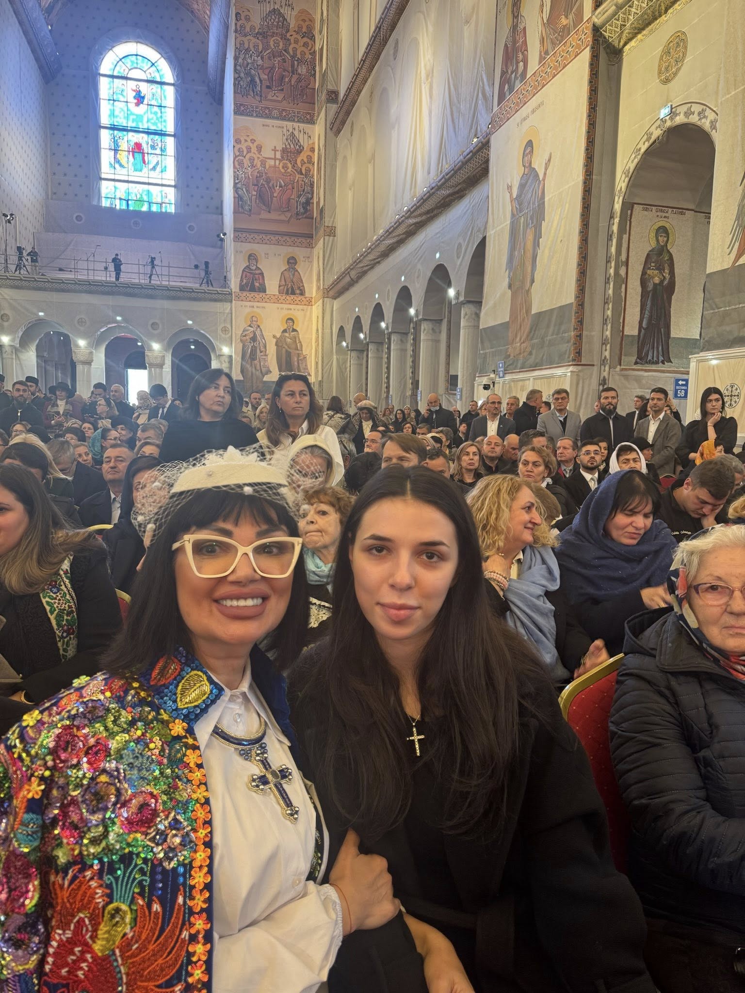 Cum au apărut Ozana Barabancea și fiica ei la sfințirea Catedralei Mântuirii Neamului. Ținuta nonconformistă a vedetei a atras atenția tuturor