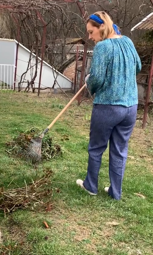 Imagini cu Elena Lasconi în grădina casei sale din Câmpulung Muscel. A dat cu sapa, a greblat, iar apoi a plantat flori de primăvară
