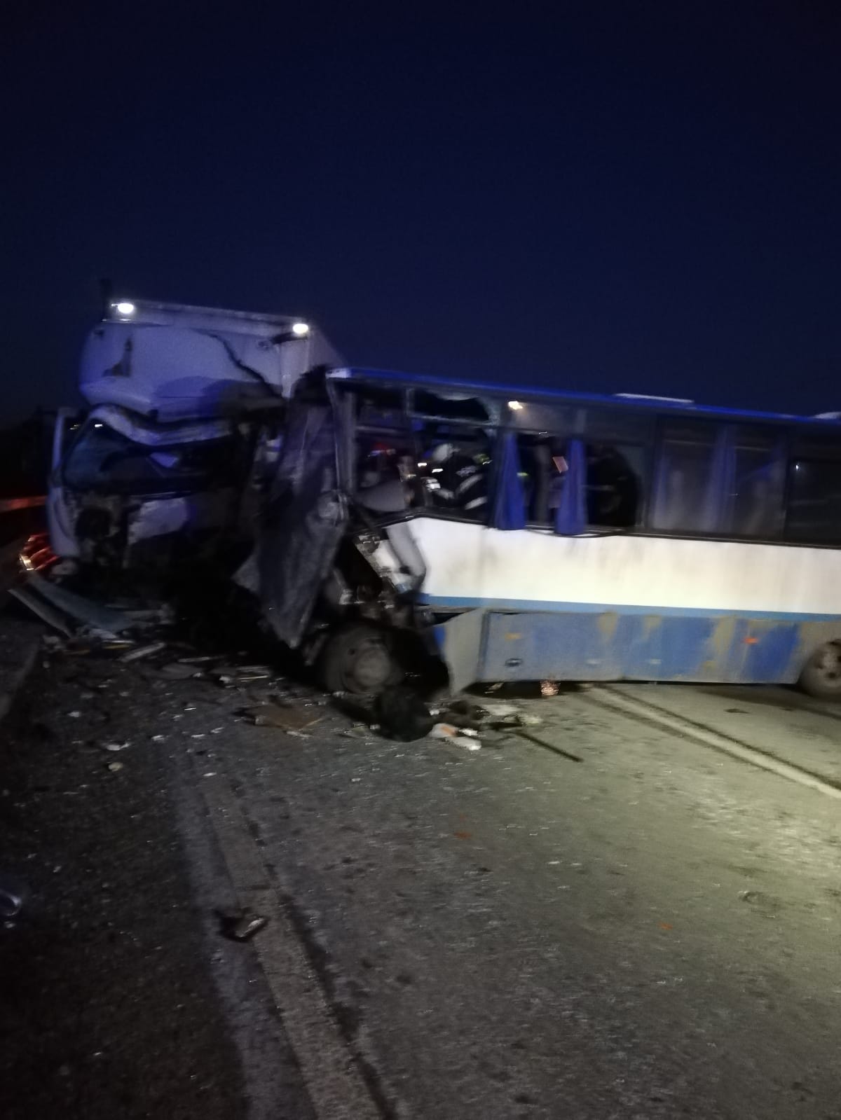 Accident între un autobuz și un camion. O persoană a murit și alte opt au fost rănite