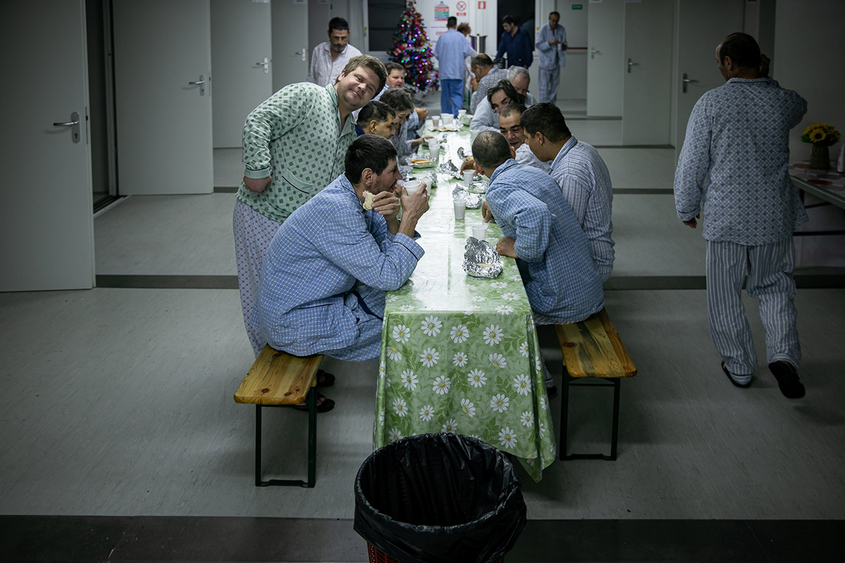 Cum e noaptea dintre ani pentru oamenii fără adăpost,  care abia își duc zilele. Revelion cu urme de artificii pe cer și o felie de tort de ciocolată