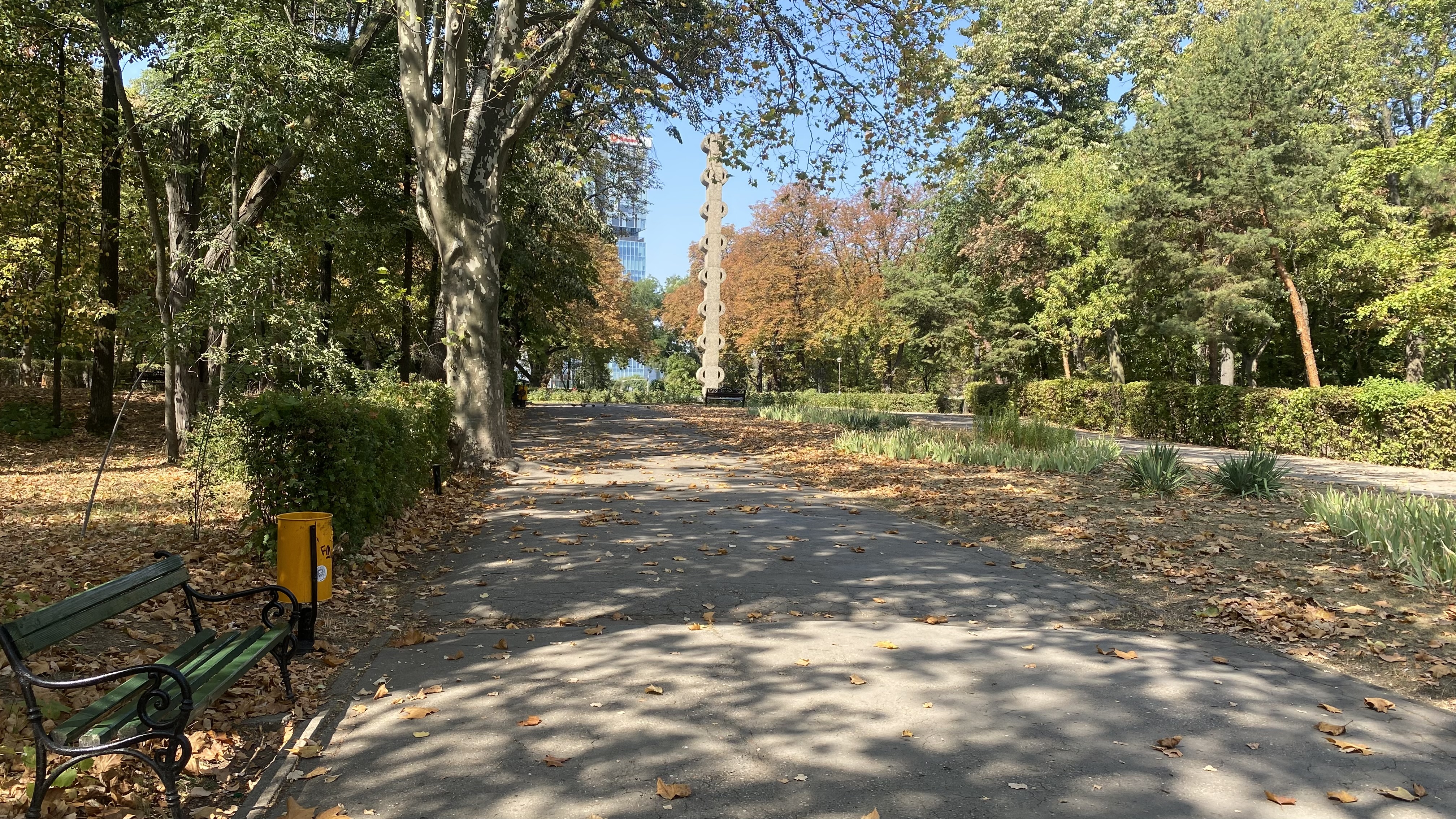FOTO. Herăstrău, cel mai mare parc al Bucureștiului, arată mai rău ca niciodată. Trandafirii și zonele cu flori sunt istorie, clădirile pentru expoziții au fost vandalizate