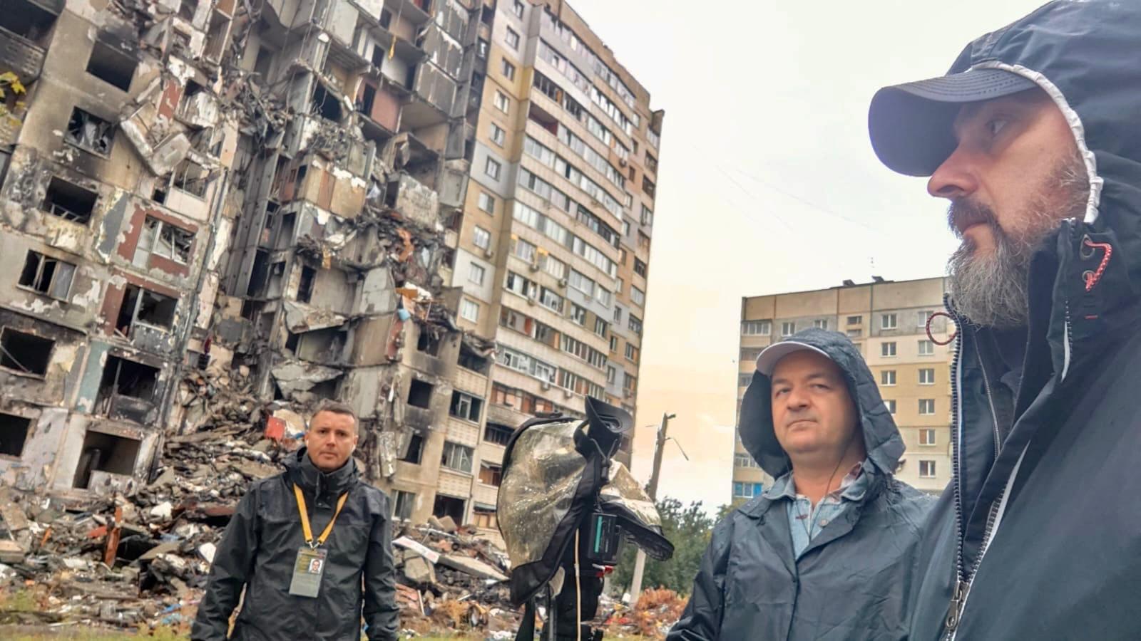 Cum se trăiește pe frontul din Ucraina. Relatările lui Alex Costache, jurnalistul TVR care a mers de 13 ori în mijlocul războiului: „Se auzeau obuzele cum vâjâiau în aer. Cădeau la 500 de metri de locul unde ne aflam”