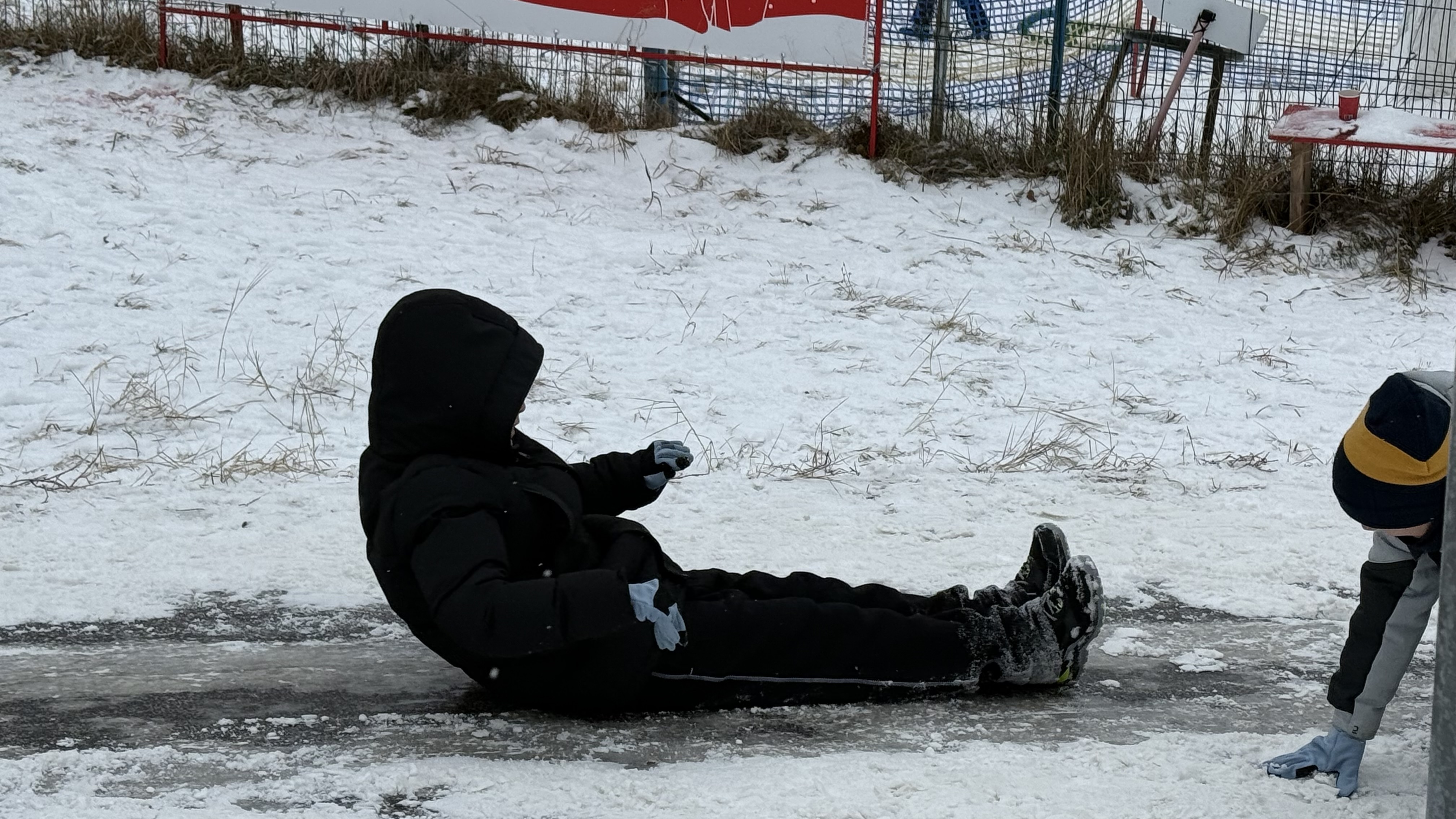 Vacanță cu nervii întinși la maximum: haos, cozi peste tot și alcool pe pârtie în Poiana Brașov
