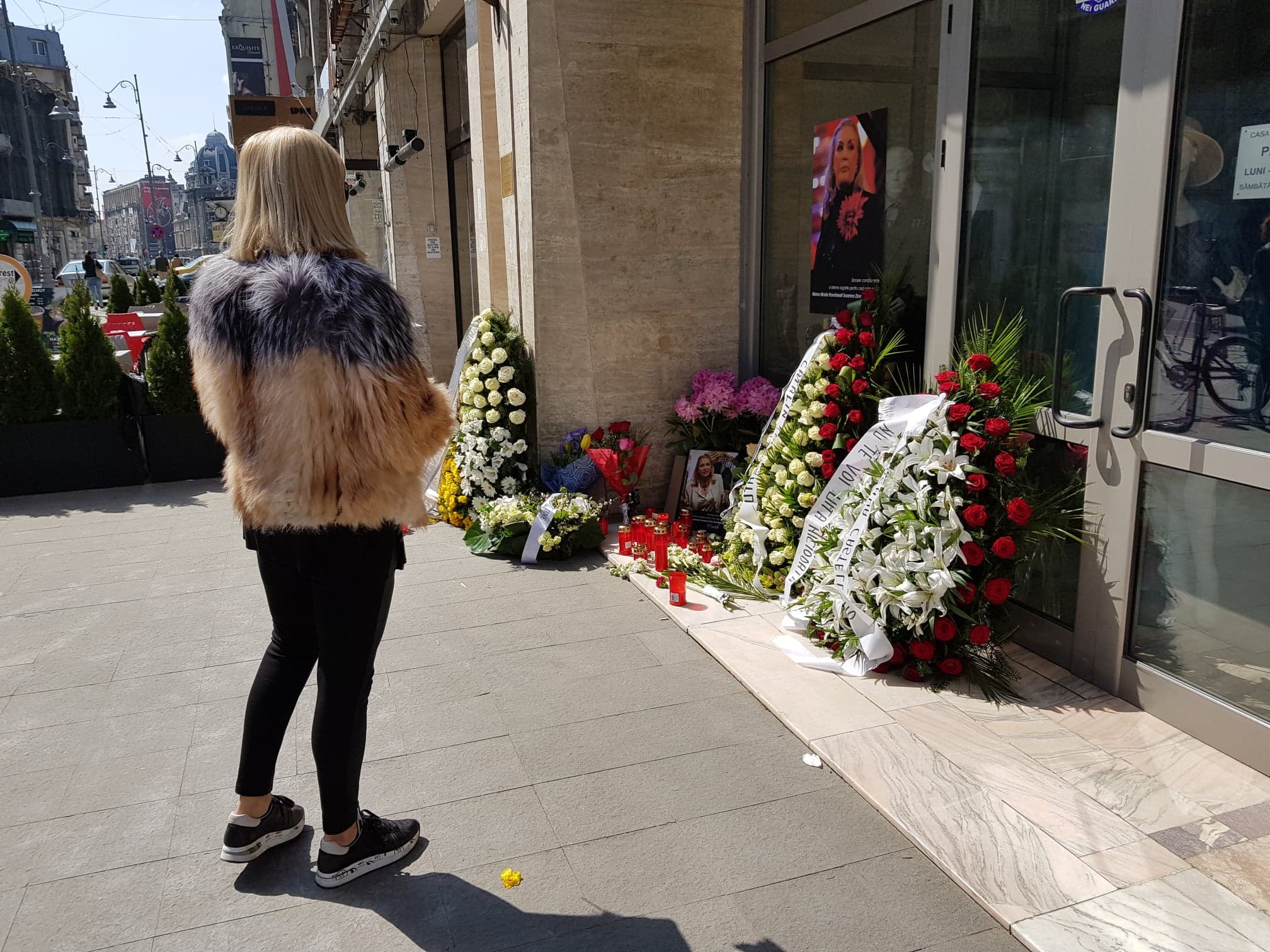 Fostele manechine crescute de Zina Dumitrescu, omagiu pentru creatoarea de modă la Casa Venus. Ce a scris Cătălin Botezatu pe coroana pentru mama Zina | FOTO
