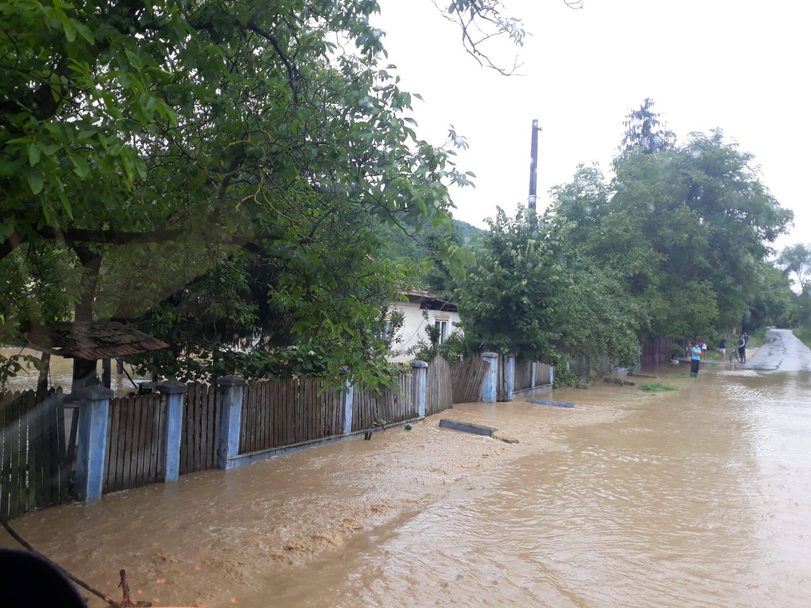 Inundații în Argeș și alte 10 județe. Zeci de gospodării, invadate de ape
