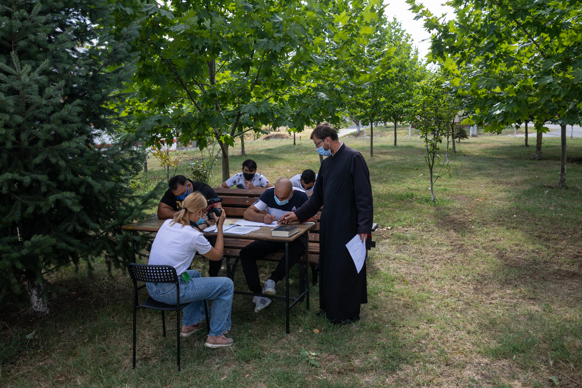 Preotul care îi învață alfabetul pe deținuții de la Jilava și le dă teme de făcut în celulă. „Daniel scrie cel mai frumos, așa îmi pare mie”