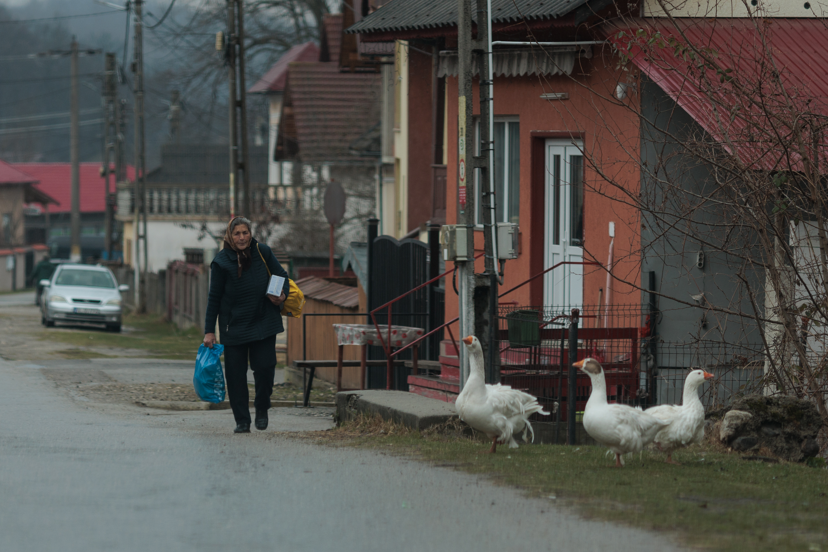 VIDEOREPORTAJ De 8 Martie, femeile din Bărbătești, Vâlcea, își doresc sănătate, pace și o pereche de adidași: „Pantofi nu mi-am luat de ani de zile!”