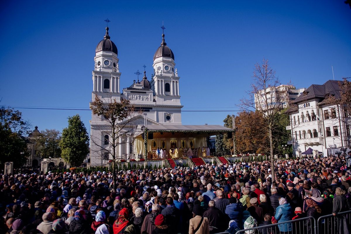 Candidații la prezidențiale au ajuns la slujba de la Catedrala Mitropolitană Iași, pentru Sfânta Parascheva